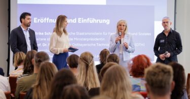 Das Foto zeigt (v.l.) Prof. Dr. Mehmet Kart, Moderatorin Berenike Beschle, Sozialministerin Ulrike Scharf und Jörg Breitweg (Aktion Jugendschutz Bayern).