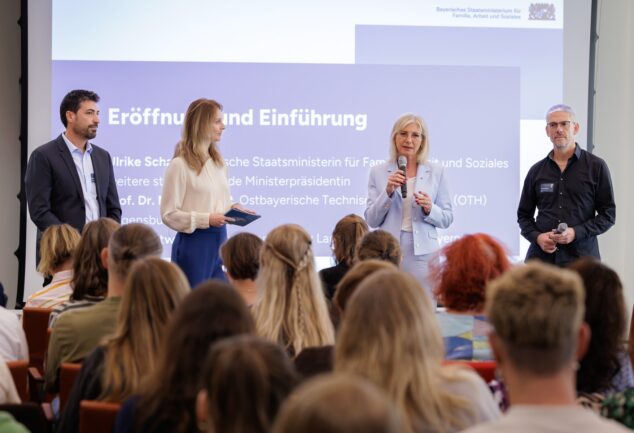 Das Foto zeigt (v.l.) Prof. Dr. Mehmet Kart, Moderatorin Berenike Beschle, Sozialministerin Ulrike Scharf und Jörg Breitweg (Aktion Jugendschutz Bayern).