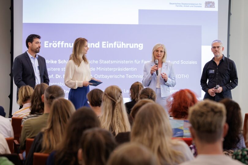 Das Foto zeigt (v.l.) Prof. Dr. Mehmet Kart, Moderatorin Berenike Beschle, Sozialministerin Ulrike Scharf und Jörg Breitweg (Aktion Jugendschutz Bayern).