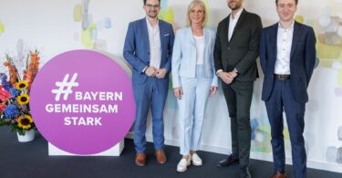 Bayerische Familienministerin Ulrike Scharf und Jugendminister Manuel Knoll (l.) mit Illya Trubmann und Semjon Rens (r.) von Meta.