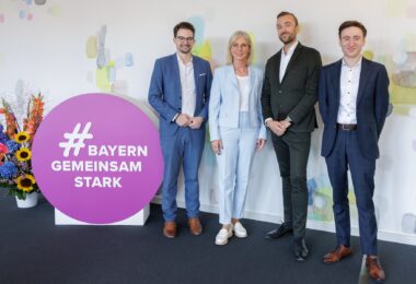 Bayerische Familienministerin Ulrike Scharf und Jugendminister Manuel Knoll (l.) mit Illya Trubmann und Semjon Rens (r.) von Meta.