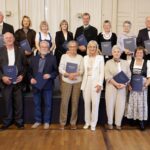 Arbeitsministerin Ulrike Scharf mit den 15 geehrten Arbeitsjubilarinnen und -jubilaren