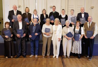 Arbeitsministerin Ulrike Scharf mit den 15 geehrten Arbeitsjubilarinnen und -jubilaren