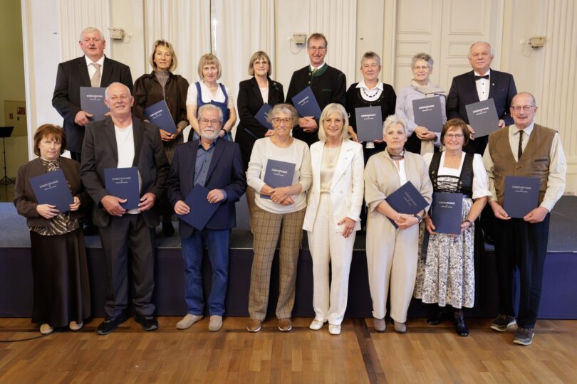 Arbeitsministerin Ulrike Scharf mit den 15 geehrten Arbeitsjubilarinnen und -jubilaren