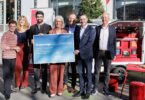 Ulrike Scharf übergibt den Förderscheck an Vertreterinnen und Vertreter der Stadtbibliothek Rosenheim und des Fördervereins
