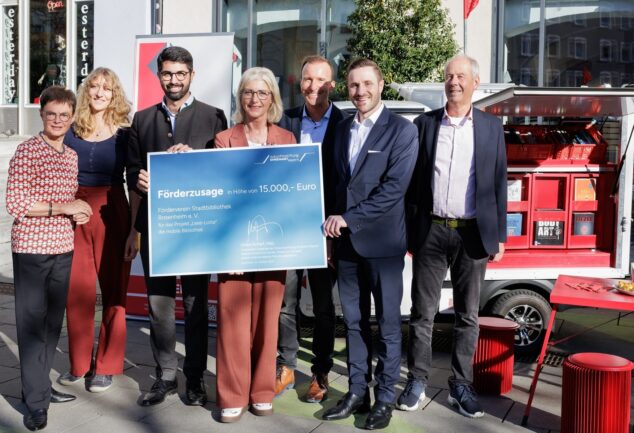 Ulrike Scharf übergibt den Förderscheck an Vertreterinnen und Vertreter der Stadtbibliothek Rosenheim und des Fördervereins