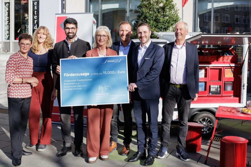 Ulrike Scharf übergibt den Förderscheck an Vertreterinnen und Vertreter der Stadtbibliothek Rosenheim und des Fördervereins