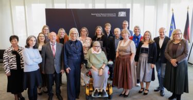 Bayerns Sozialministerin Ulrike Scharf (4. v. l.) mit der Ehrenamtsbeauftragten Gabi Schmid (1. v. r.) und den ausgezeichneten Ehrenamtlichen