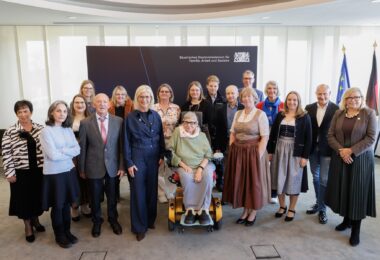 Bayerns Sozialministerin Ulrike Scharf (4. v. l.) mit der Ehrenamtsbeauftragten Gabi Schmid (1. v. r.) und den ausgezeichneten Ehrenamtlichen
