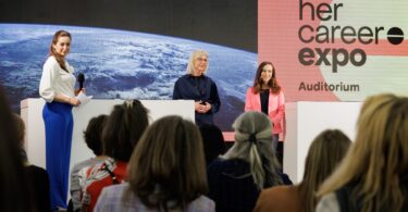 Bayerns Frauenministerin Ulrike Scharf, Moderatorin Andrea Lauterbach (l.) und Dr. Suzanna Randall auf der Bühne.