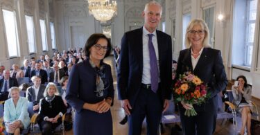 Bayerns Arbeitsministerin Ulrike Scharf beim Festakt zum Amtswechsel mit Dr. Petra Förschner und ihrem Vorgänger Dr. Harald Wanhöfer.