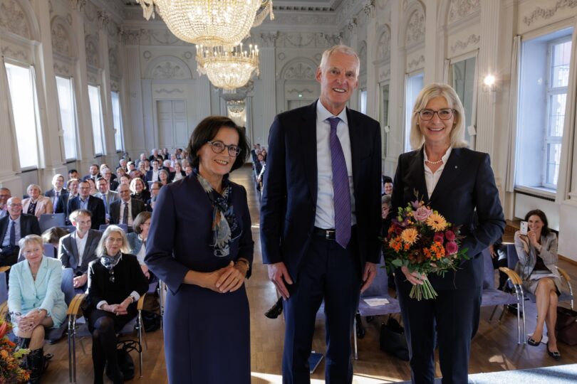 Bayerns Arbeitsministerin Ulrike Scharf beim Festakt zum Amtswechsel mit Dr. Petra Förschner und ihrem Vorgänger Dr. Harald Wanhöfer.