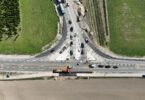 Luftaufnahme des Kreuzungsbereichs an der B 15 und der Kreisstraße RO 34; Zustand vom 7. Oktober 2026.
