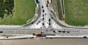 Luftaufnahme des Kreuzungsbereichs an der B 15 und der Kreisstraße RO 34; Zustand vom 7. Oktober 2026.