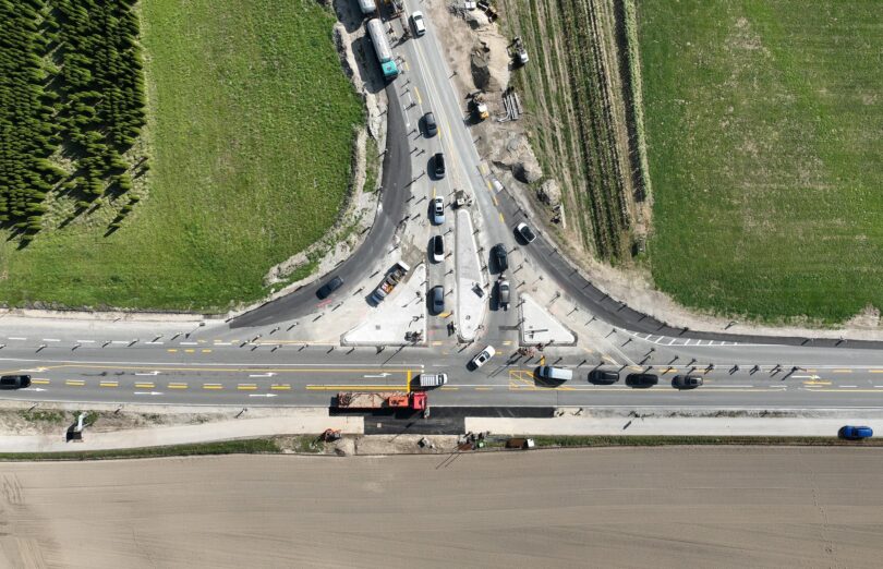 Luftaufnahme des Kreuzungsbereichs an der B 15 und der Kreisstraße RO 34; Zustand vom 7. Oktober 2026.
