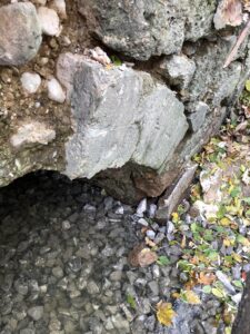Beschädigtes Mauerwerk am Bachdurchlass bei Bad Feilnbach.