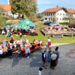Vereinsnachmittag auf dem Dorfplatz mit Bühne und Publikum