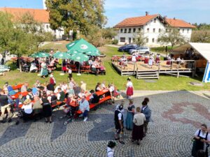 Vereinsnachmittag auf dem Dorfplatz mit Bühne und Publikum