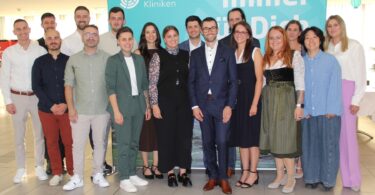Die 17 neuen Fachpflegekräfte für Intensiv- und Anästhesiepflege der RoMed Kliniken.