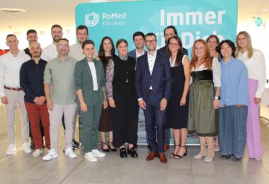 Die 17 neuen Fachpflegekräfte für Intensiv- und Anästhesiepflege der RoMed Kliniken.