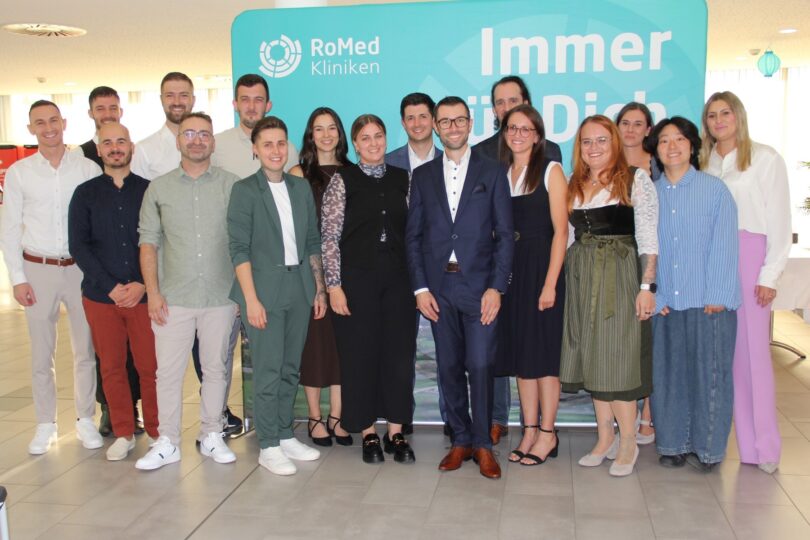 Die 17 neuen Fachpflegekräfte für Intensiv- und Anästhesiepflege der RoMed Kliniken.