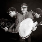 Raphael Lichius begleitet mit Handpan, Bass und Gitarre