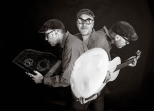 Raphael Lichius begleitet mit Handpan, Bass und Gitarre