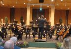 Die Bad Reichenhaller Philharmoniker unter der Leitung von Daniel Spaw in der voll besetzten Aula der Berufsschule in Traunstein.
