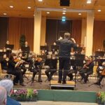 Die Bad Reichenhaller Philharmoniker unter der Leitung von Daniel Spaw in der voll besetzten Aula der Berufsschule in Traunstein.