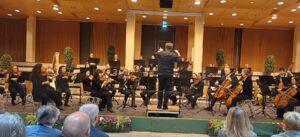 Die Bad Reichenhaller Philharmoniker unter der Leitung von Daniel Spaw in der voll besetzten Aula der Berufsschule in Traunstein.