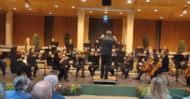 Die Bad Reichenhaller Philharmoniker unter der Leitung von Daniel Spaw in der voll besetzten Aula der Berufsschule in Traunstein.