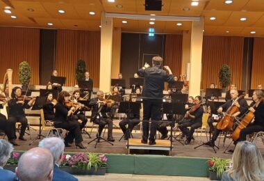 Die Bad Reichenhaller Philharmoniker unter der Leitung von Daniel Spaw in der voll besetzten Aula der Berufsschule in Traunstein.