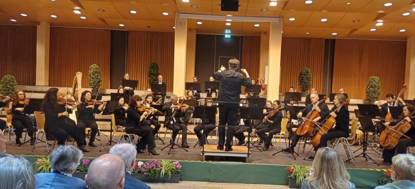 Die Bad Reichenhaller Philharmoniker unter der Leitung von Daniel Spaw in der voll besetzten Aula der Berufsschule in Traunstein.
