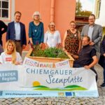 Aktive der "Essbaren Stadt", Bürgermeister und LAG-Vertreter neben dem neuen Rolli-Hochbeet.