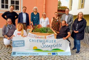 Aktive der "Essbaren Stadt", Bürgermeister und LAG-Vertreter neben dem neuen Rolli-Hochbeet.
