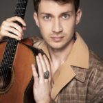 Thibaut Garcia mit seiner Gitarre in Nahaufnahme