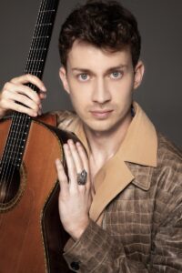 Thibaut Garcia mit seiner Gitarre in Nahaufnahme