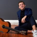 Thibaut Garcia entspannt neben seiner Gitarre