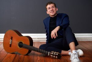 Thibaut Garcia entspannt neben seiner Gitarre