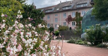 Das Schulhaus der Freien Waldorfschule Chiemgau an der Bernauer Straße