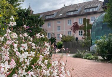 Das Schulhaus der Freien Waldorfschule Chiemgau an der Bernauer Straße