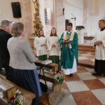 Pfarrer Hans Sinseder segnet die Jubelpaare in der Pfarrkirche.