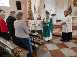 Pfarrer Hans Sinseder segnet die Jubelpaare in der Pfarrkirche.