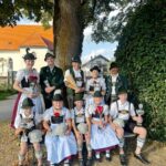 Siegerinnen und Sieger mit Pokalen und Preisen