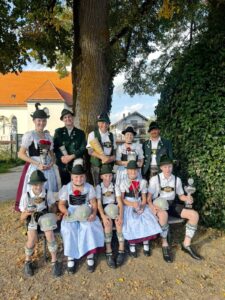 Siegerinnen und Sieger mit Pokalen und Preisen
