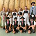 Sieger Kindergruppen 1: Emmering II mit Pokal und Urkunde