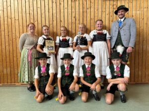 Sieger Kindergruppen 1: Emmering II mit Pokal und Urkunde