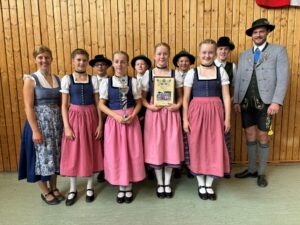 Sieger Kindergruppen 2: Kirchdorf mit Pokal