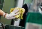 Blitzblanker Spiegel: Reinigungskräfte in Rosenheim fordern höheren Lohn