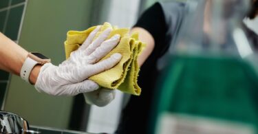Blitzblanker Spiegel: Reinigungskräfte in Rosenheim fordern höheren Lohn